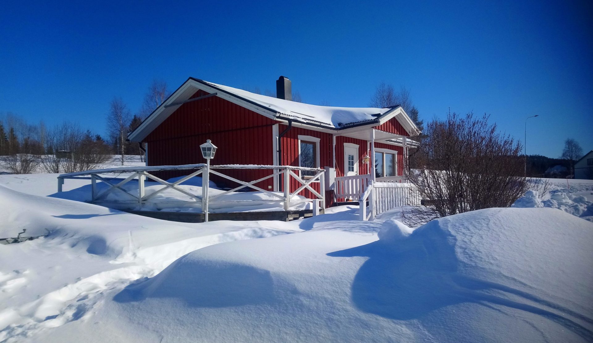 Aurore boréale au-dessus du chalet SamArctic en pays Sami