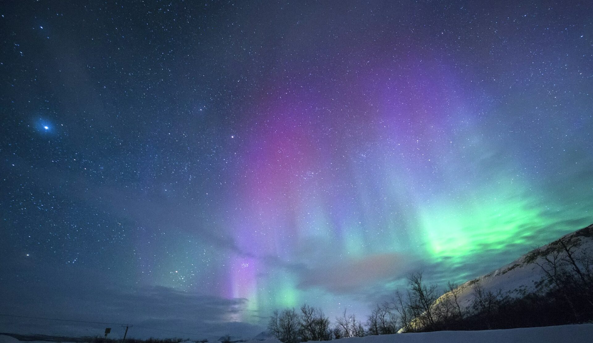 Aurore boréale au-dessus du chalet SamArctic en pays Sami