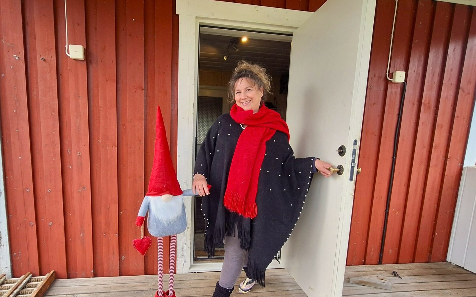 Marie accueille les voyageurs sur le pas de la porte du chalet