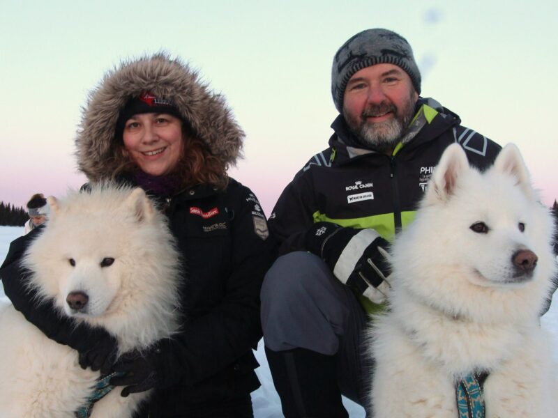Marie et Régis sous une aurore boréale en pays Sami